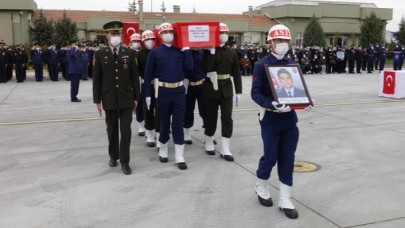 Türk Yıldızı  pilotu şehit  Yüzbaşı Burak Gençcelep'in naaşı Trabzon'a uğurlandı