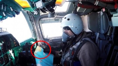 Akdeniz semalarında baş döndüren hareketlilik: Rus savaş pilotunun elinde tuttuğu haritadaki Türkiye detayı dikkat çekti!