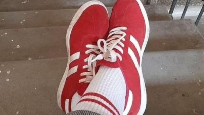 Belarus'ta kırmızı beyaz ayakkabı ve çorap giyen kadına ceza kesildi