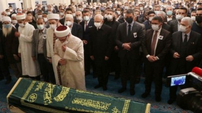 Eski devlet bakanı Cemil Erhan'ın cenaze töreninde tepki çeken görüntü