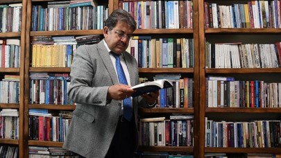 Evinde 20 bin,  iş yerinde ise 5 bin kitapla yaşıyor