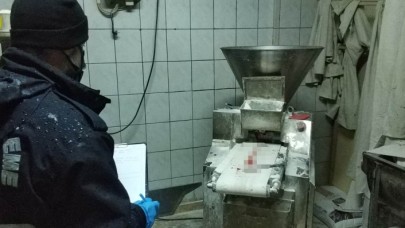 Fırında korku dolu anlar: Hamur kesme makinesine parmaklarını kaptırdı