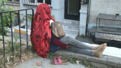 Gizemli kadın 5 gündür oturduğu duvardan kalkmıyor