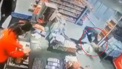 Gözlerinin önünde dayak yiyen kadını film izler gibi izlemişti: O kasiyerden açıklama geldi!