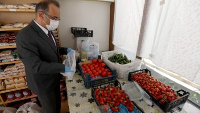 Hayırseverlerden aldığı yardımları ihtiyaç sahiplerine ulaştırıyor