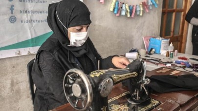 İdlibli gönüllü terzilerin onardığı ikinci el kıyafetler çocuklara bayramlık oluyor