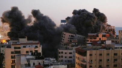 İsrail,  sivillerin yaşadığı 12 katlı Hanadi Kulesi'ni hava saldırısıyla yıktı