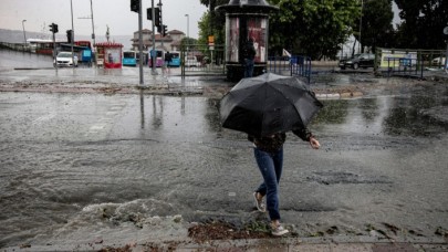İstanbullular dikkat! Meteoroloji saat verip uyardı,  kuvvetli yağış geliyor!