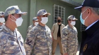 İşte Türk askeri! Bayramda üs bölgesini ziyaret eden Bakan Akar'ın astsubay ile diyaloğu duygulandırdı