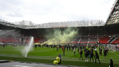 Manchester United taraftarları stadı bastı: Liverpool maçı ertelendi