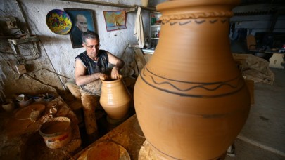 Mesleğini 40 yıldır sürdüren Avanoslu çanak ustası dekoratif küpler üretiyor
