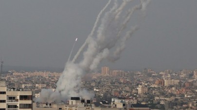 İsrail saldırdı,  Gazze'de şehitler var! Buna karşılık İsrail'e roket yağdı,  İsrail Meclisi tatil edildi