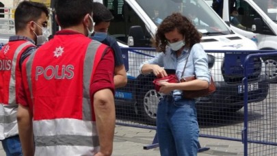 Polisten turiste ceza: Benim vatandaşım evde oturuyorsa sen de evinde oturacaksın