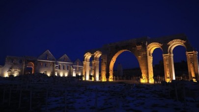 Şanlıurfa'daki turistik mekanlar özel ışıklandırmayla gece de görenleri cezbediyor