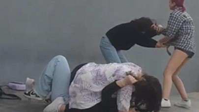 Bu kadarına pes! Sosyal medya ünlü olmak için yoldan geçenleri dövüp,  videoya çektiler