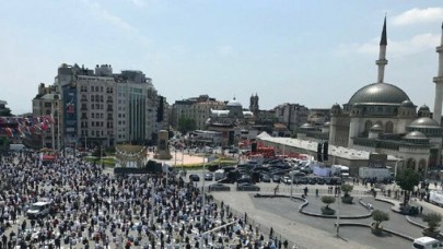Taksim Camisi ibadete açıldı: Kalabalık alana sığmadı!