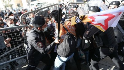 Taksim karıştı: Gözaltılar var