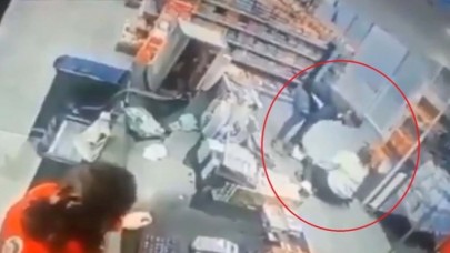 Yazıklar olsun! Gözlerinin önünde dayak yiyen kadını film izler gibi izlediler