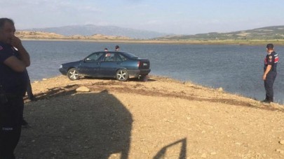 Alaşehir'de Halil Çetin'le gölete giren Serpil Dayan,  girdiği suda kayboldu!