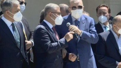 Cami açılışında ilginç anlar: Vatandaş şikayet etti,  Cumhurbaşkanı Erdoğan belediye başkanını yanına çağırdı