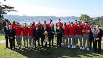 Cumhurbaşkanı Erdoğan,  Anadolu Efes Kulübünün yönetici,  teknik heyet ve sporcularını kabul etti