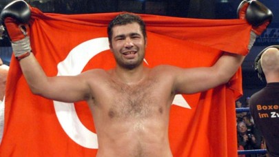 Efsane boksör Sinan Şamil Sam adına yapılan heykel büyük tepki çekti