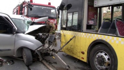 İstanbul'da İETT otobüsüyle çarpışan araç hurdaya döndü: Şükrü Korkmaz öldü