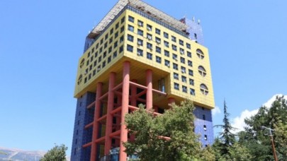 Kahramanmaraş'taki 'Dünyanın en saçma binası' olarak bilinen yapı yıkılıyor