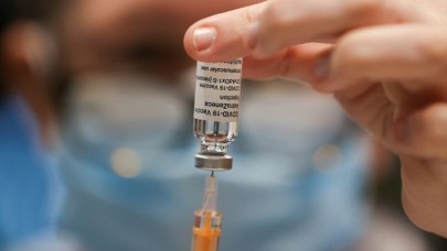 Korona aşısını mercek altına aldılar: Yeni yan etkileri ortaya çıktı!