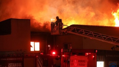 Küçükçekmece'de kağıt ambalaj fabrikasında büyük yangın