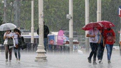 Meteoroloji İstanbulluları saat verip uyardı: Kuvvetli sağanak geliyor