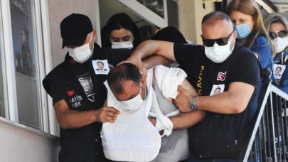 Şehit mesai arkadaşlarının fotoğrafını yakalarına taktılar