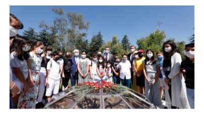 Bakan Selçuk öğrencilerle 15 Temmuz Şehitleri Anıtı'nı ziyaret etti