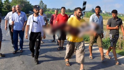 Çaresizliğin fotoğrafı: Oğlunun cansız bedenini gözyaşları içinde taşıdı