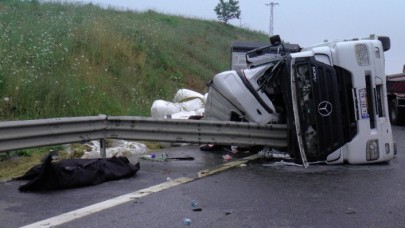 Kuzey Marmara Otoyolu’nda TIR devrildi: Hakkı Barutçu ve İlhami Bayrak öldü