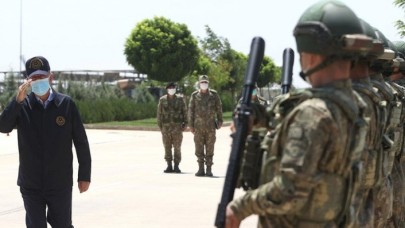 Milli Savunma Bakanı Akar ve kuvvet komutanları sınır hattında