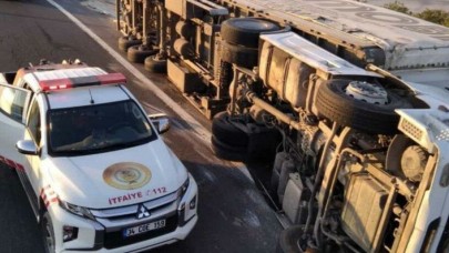 Şanlıurfa'da tır devrildi: Selahattin Atış ve oğlu Muhammed Atış öldü