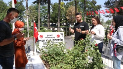 Şehit Ömer Halisdemir'in kabrinde ziyaretçi yoğunluğu yaşanıyor