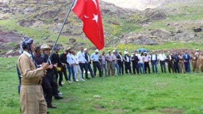 Şemdinli'de vatandaşlar terörden arındırılan Aktütün bölgesinde Türk bayraklarıyla halay çekti