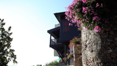 Surlarla çevrili koruma altındaki yapılarla iç içe yaşıyorlar