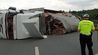 TIR devrildi: TEM Otoyolu ulaşıma kapandı