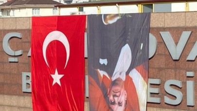30 Ağustos öncesi Çayırova Belediyesi'nden Ata'ya büyük saygısızlık! Fotoğrafını ters astılar