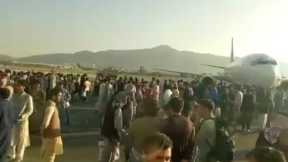 Afganistan'da kaos: Kabil Havaalanı'nda silah sesleri,  çok sayıda ölü ve yaralı var
