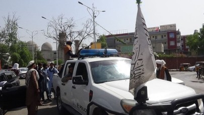 Afganistan'dan vahşet haberleri geliyor : Taliban,  kalabalığın üzerine ateş açtı! Ölüler ve yaralılar var