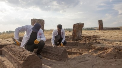 Ahlat Selçuklu Meydan Mezarlığı'nda iki sanduka bulundu