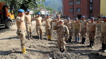 Askerlik günlerini unutamayan 79 yaşındaki 'Coşkun dede' den askerlere moral