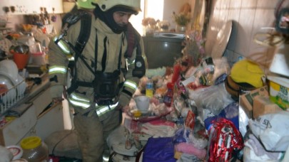 Avcılar'da yangın ihbarı çöp evi ortaya çıkardı: İğrenç görntüler!