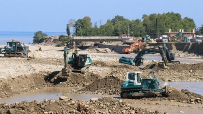 Ayancık'ta selin izleri silinmeye çalışılıyor