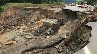 Bartın'da sel felaketi! Köprü ve yollar çöktü,  evi yıkılan 80 yaşlarında bir kadın aranıyor