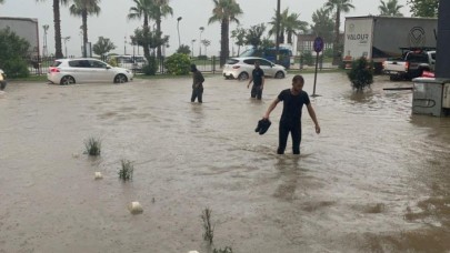 Bir sel haberi daha: Fatsa'yı vurdu,  Karadeniz Sahil yolu kapandı